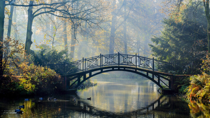 Oude brug in de herfst